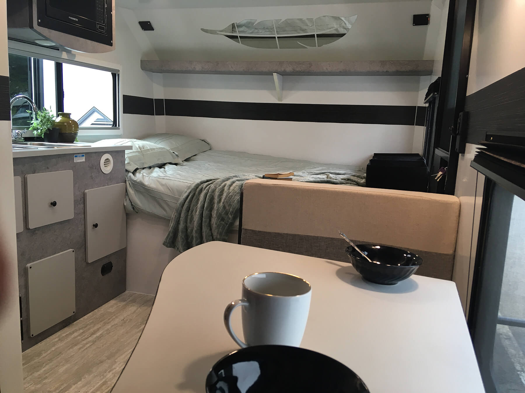 13sdINSIDE LIV RV Trailers