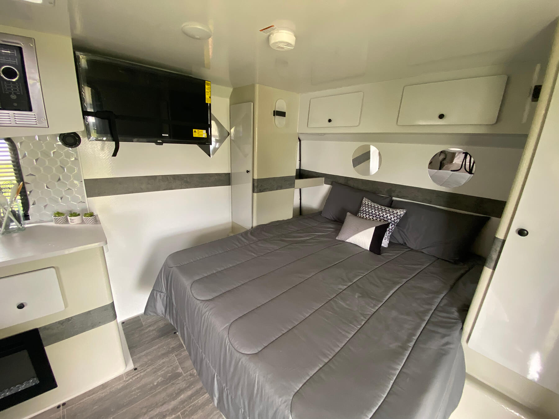 201qbINSIDE LIV RV Trailers